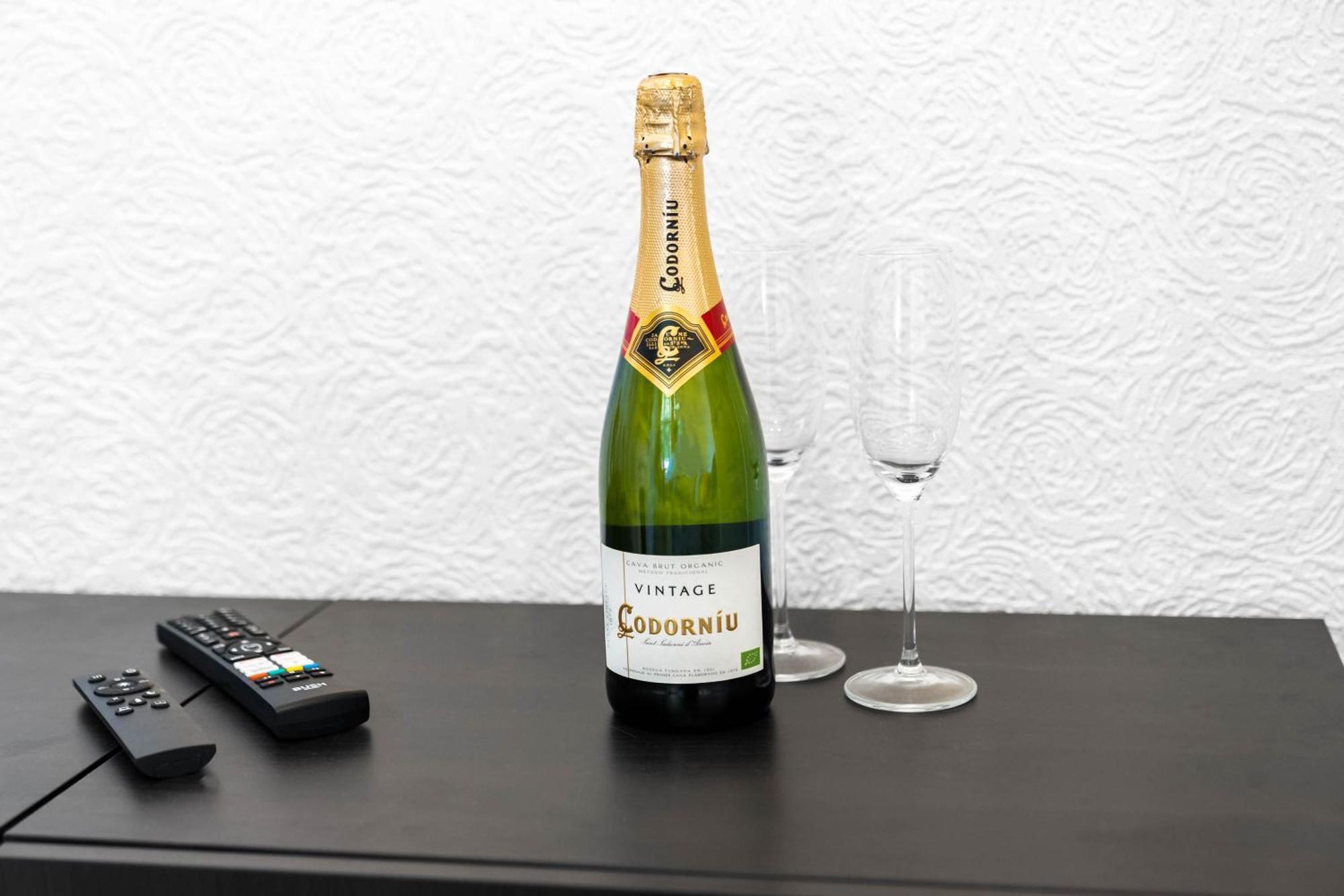 Stylish 3 Bedroom House - 6 Guests - Garden - Parking - Netflix - Wifi - 17M Birmingham Eksteriør billede