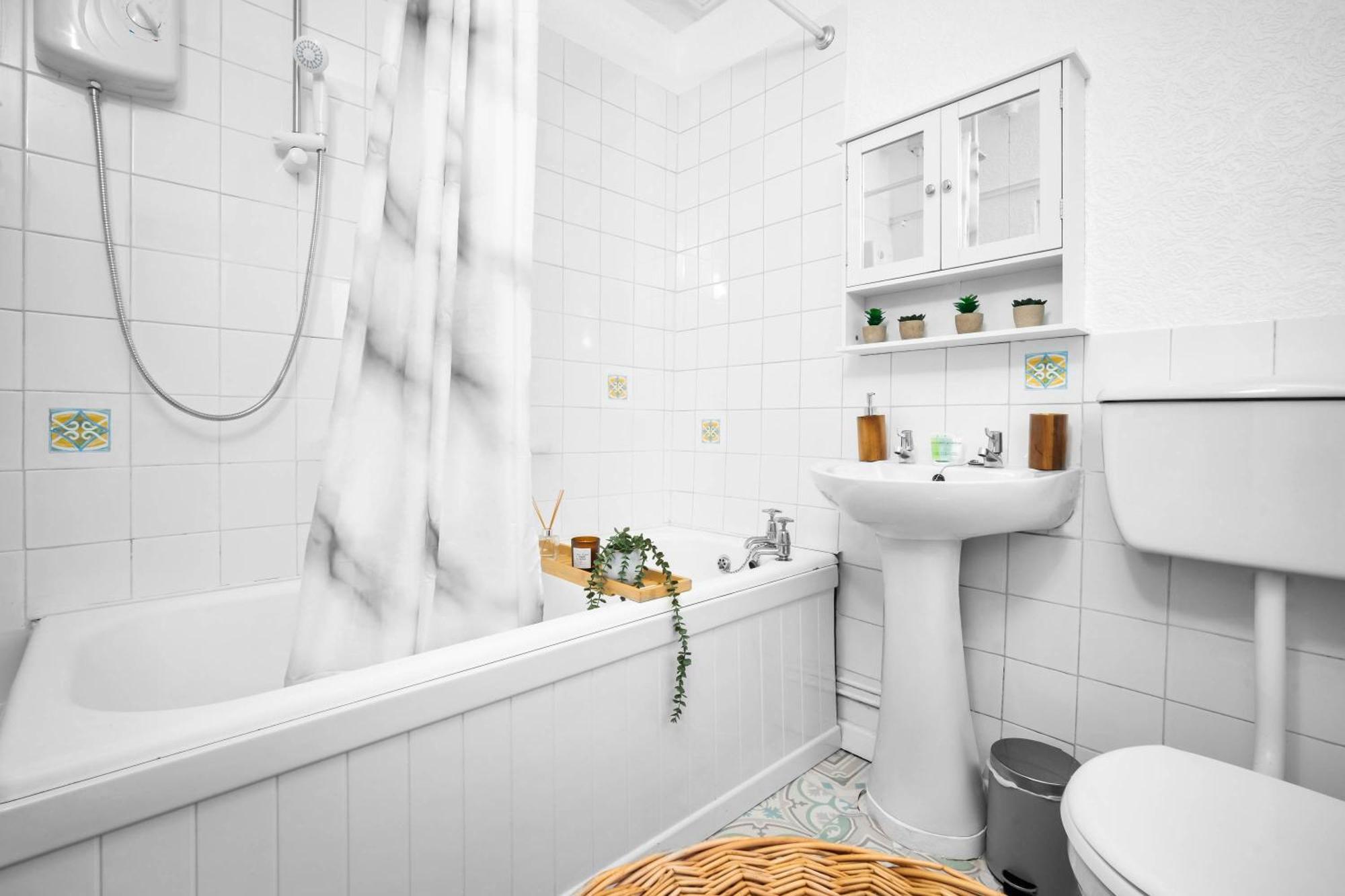 Stylish 3 Bedroom House - 6 Guests - Garden - Parking - Netflix - Wifi - 17M Birmingham Eksteriør billede
